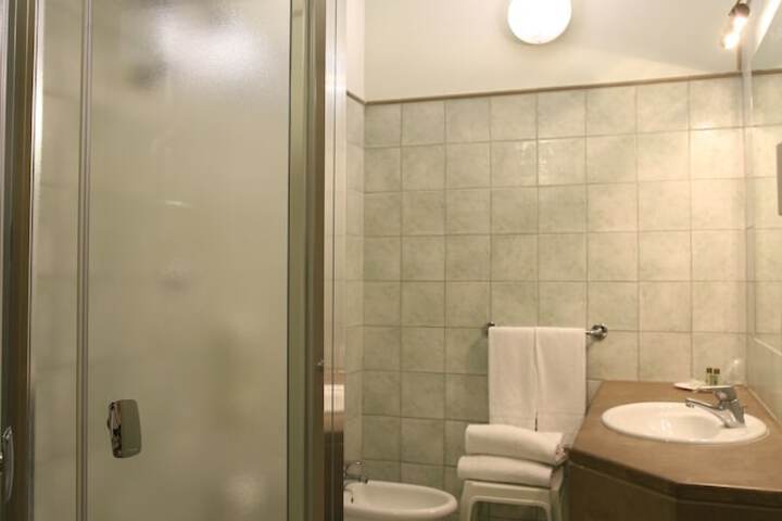 Room 32 of 53