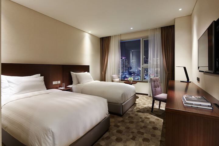 Room 6 of 45