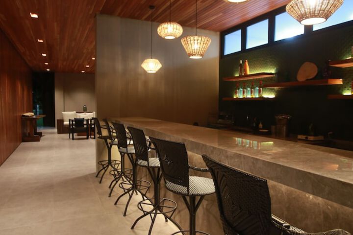 Lounge 45 of 74