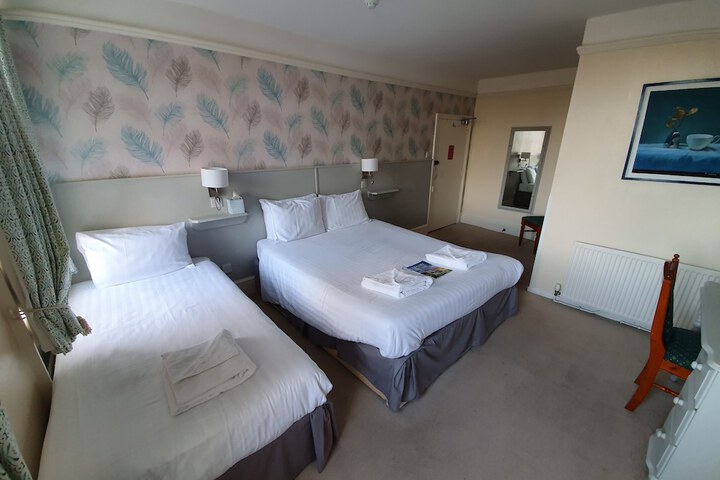 Room 32 of 93