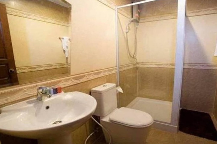 Room 8 of 10