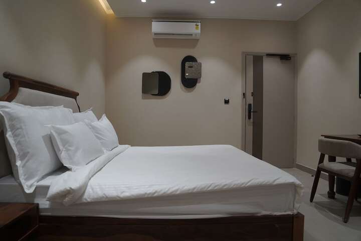 Room 3 of 37