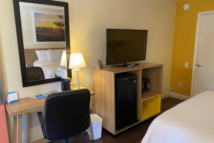 Queen Bed Accessible (3 of 5)