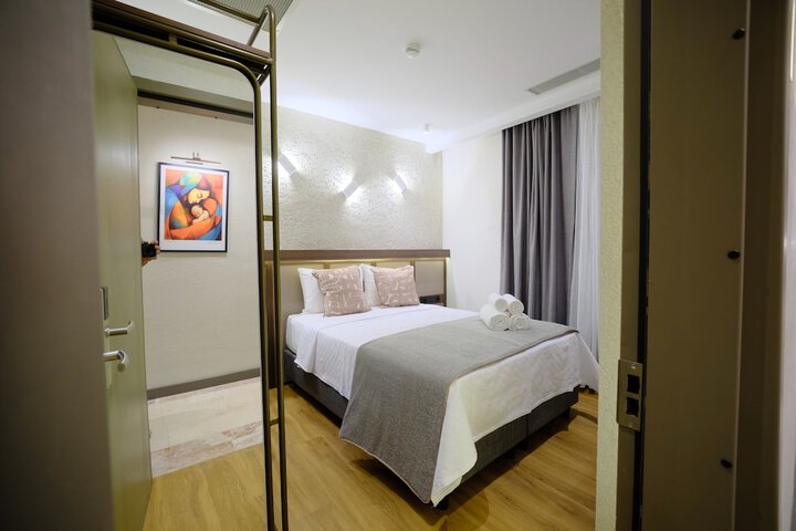 Room 13 of 83