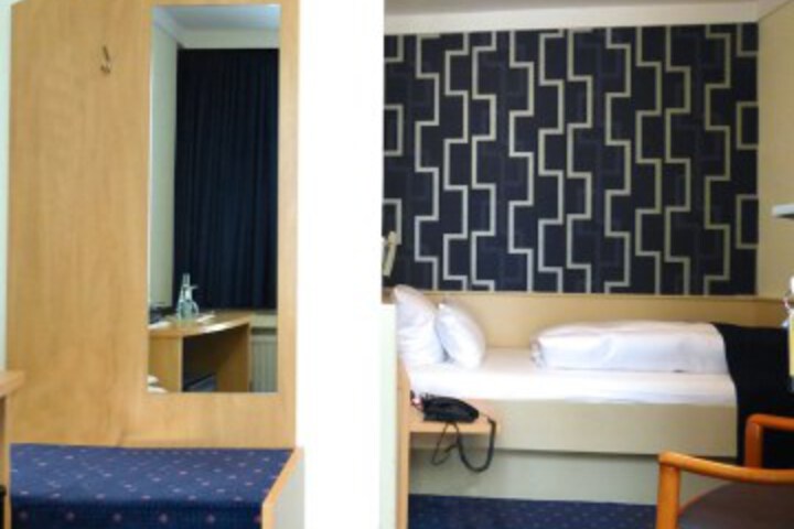 Room 6 of 32