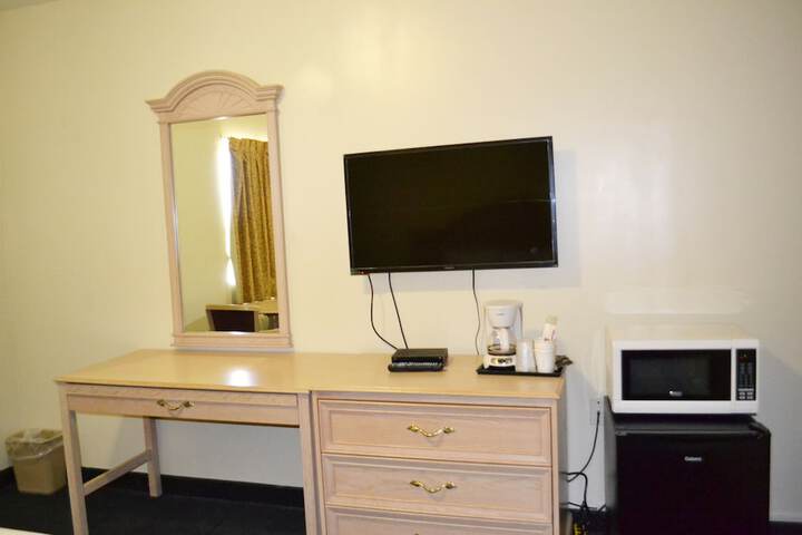 1 King Bed (2 of 8)