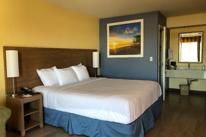 1 King Bed (2 of 7)