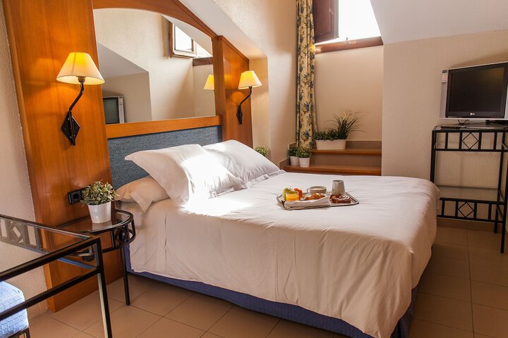Room 2 of 42