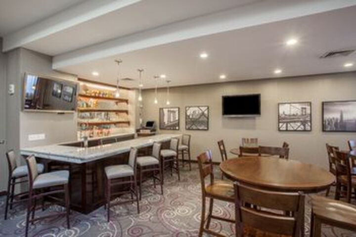 Lounge 50 of 83