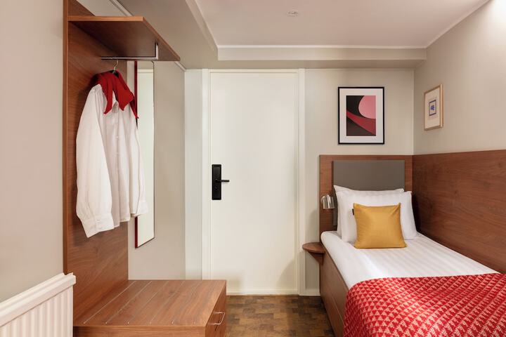 Room 4 of 37