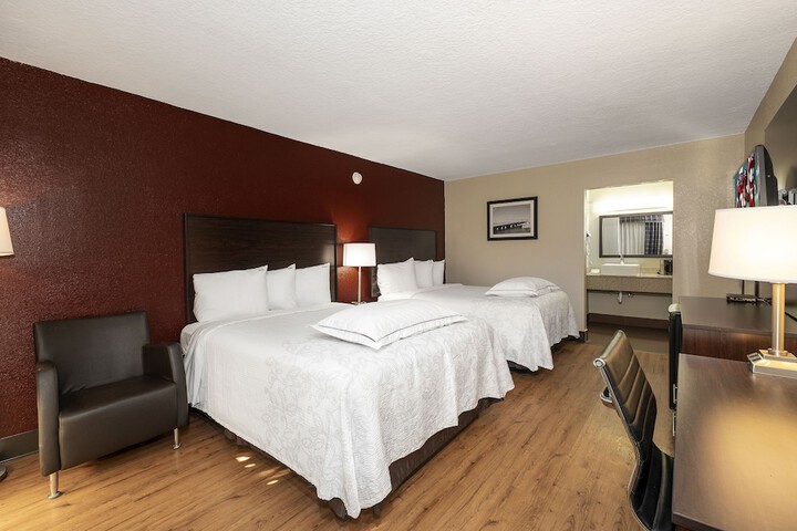 2 Queen Beds (7 of 9)
