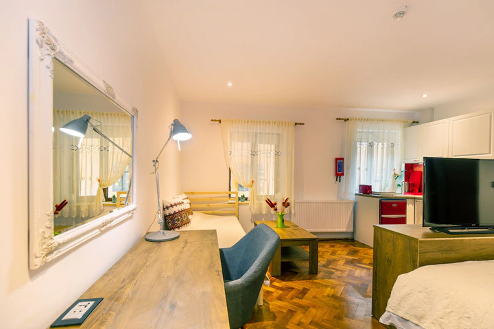 Room 5 of 10