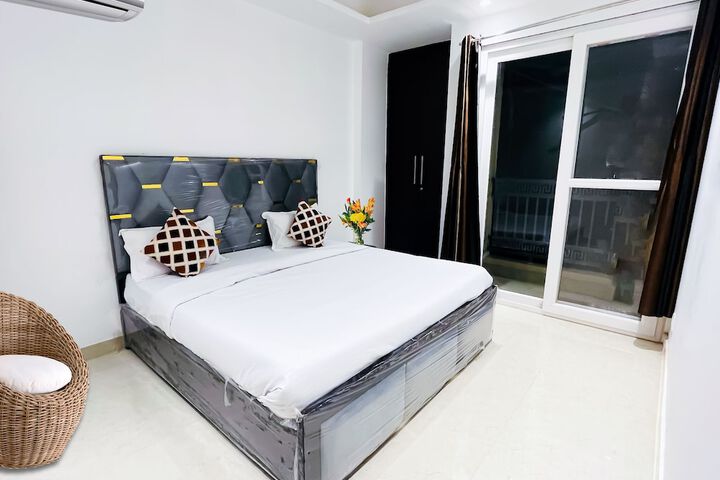 Roomshala Hotel Seven Near Aims