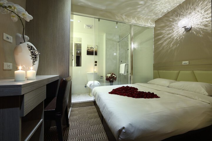 Room 10 of 99