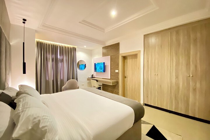 Room 7 of 14