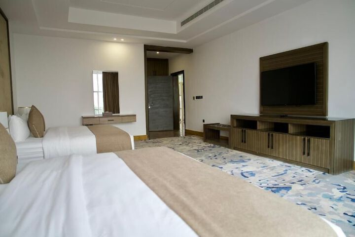Room 9 of 100