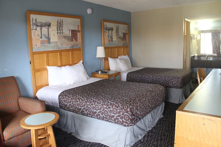 2 Double Beds (12 of 19)
