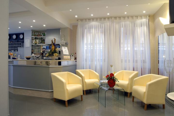 Lounge 112 of 116
