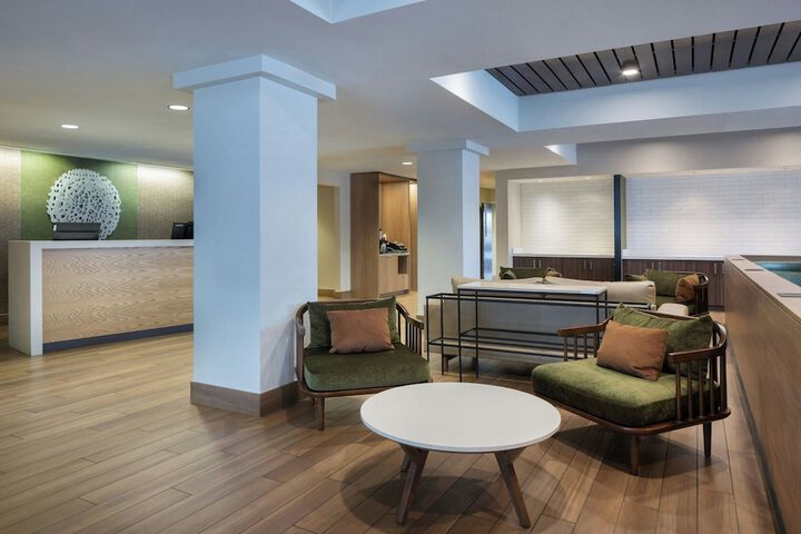 Lobby lounge