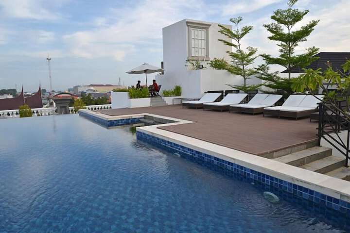 Hotel with Pool