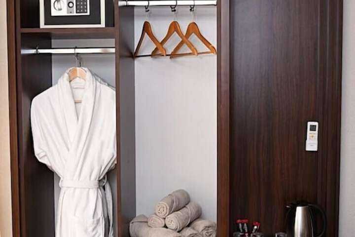 Room 13 of 30