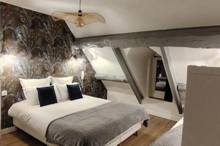 Room 4 of 25