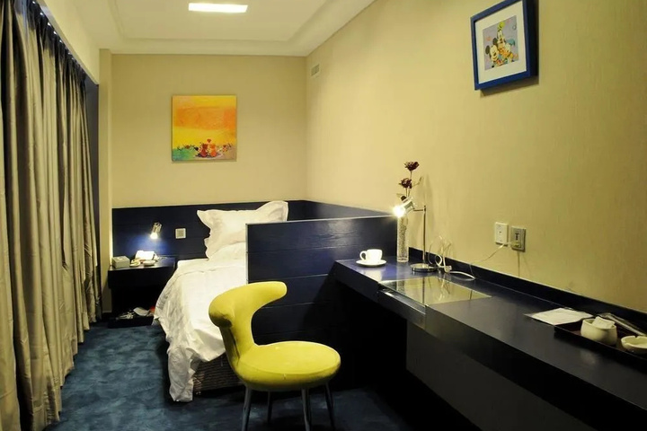 Room 6 of 9