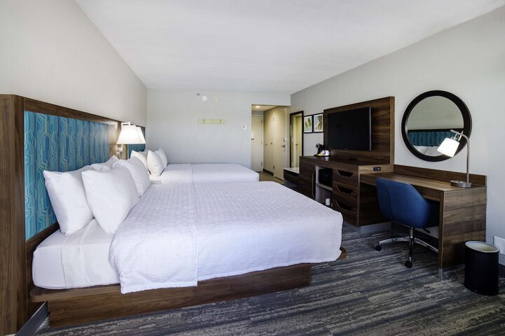 2 Queen Beds (6 of 9)