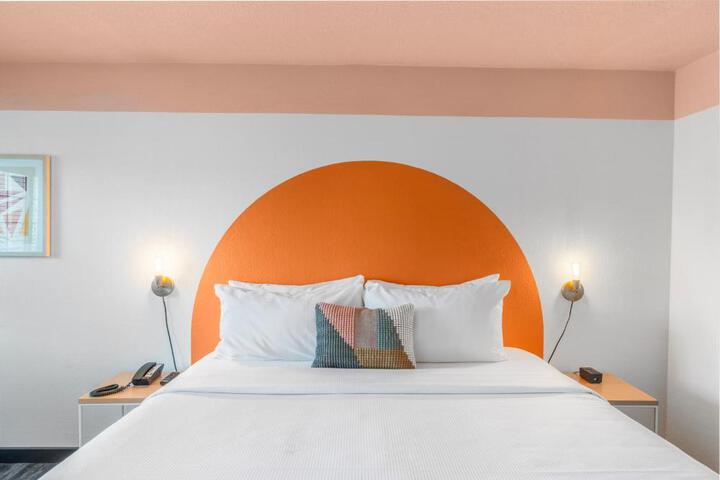 1 King Bed (4 of 11)
