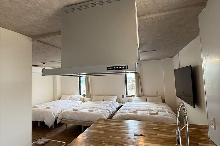 Room 32 of 65