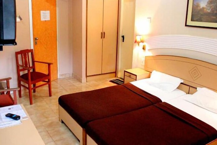 Room 3 of 32