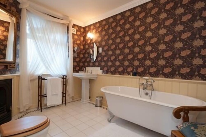 Room 9 of 26