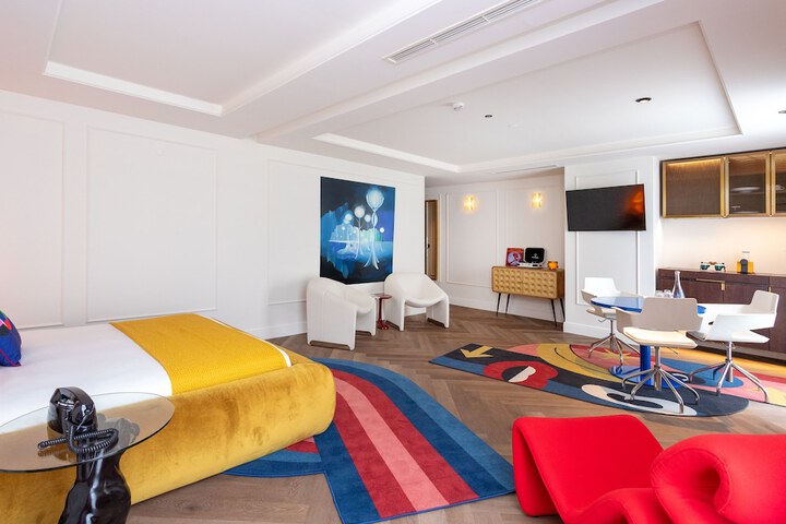 Room 28 of 141