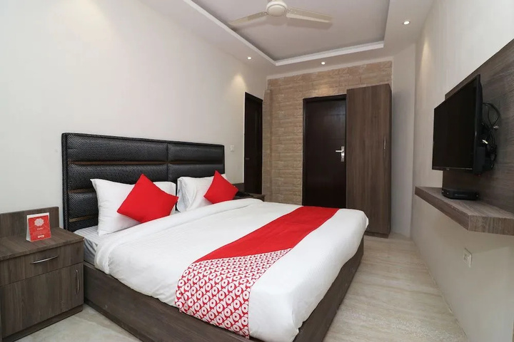 Room 2 of 10