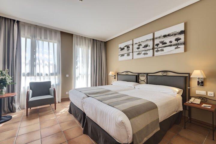 Room 4 of 93