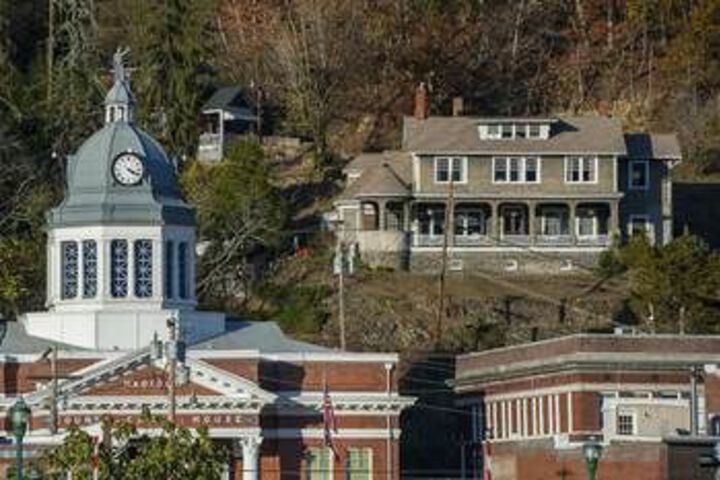 Exterior of Marshall House Inn