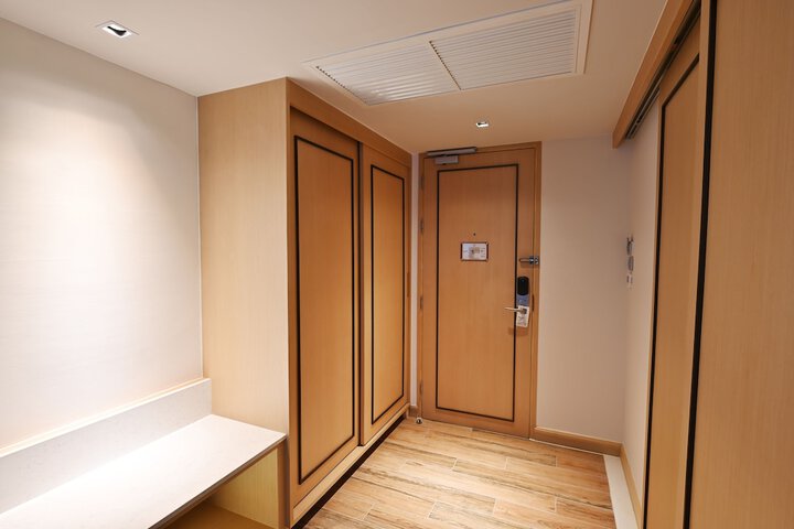 Room 33 of 165