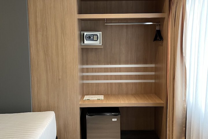 Room 10 of 37
