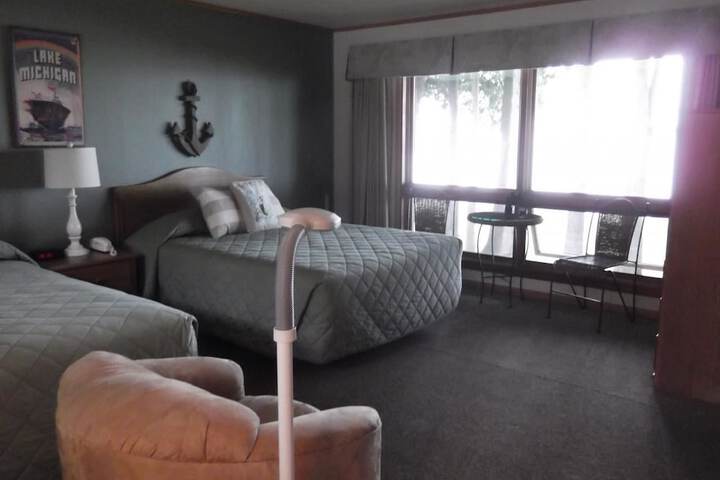 Room 2 of 33