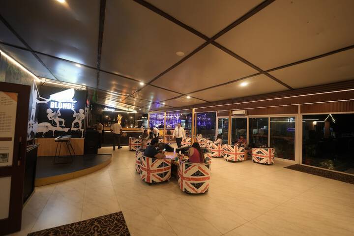 Lounge 74 of 92