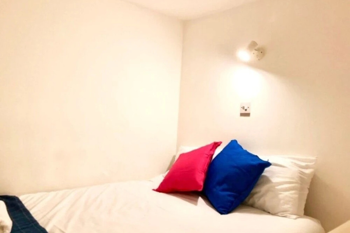 Room 2 of 10