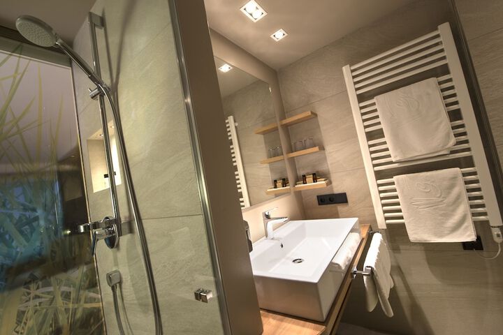 Room 42 of 100