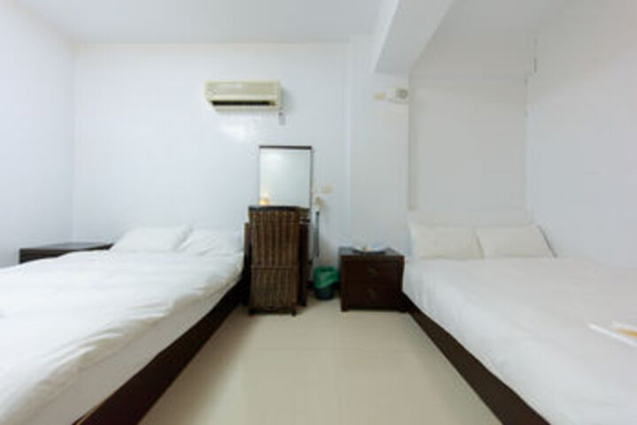 Room 13 of 18