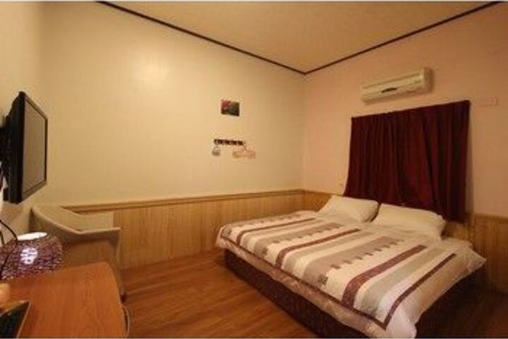 Room 12 of 16