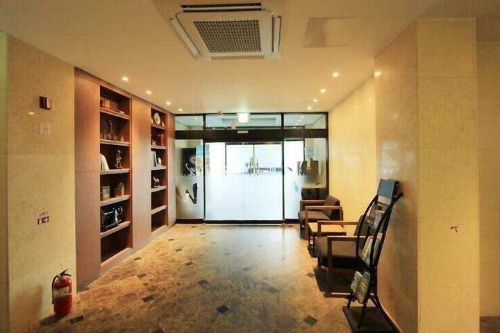 Entrance & Lobby