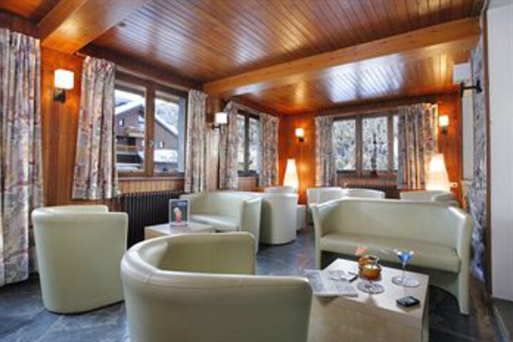 Lounge 12 of 17