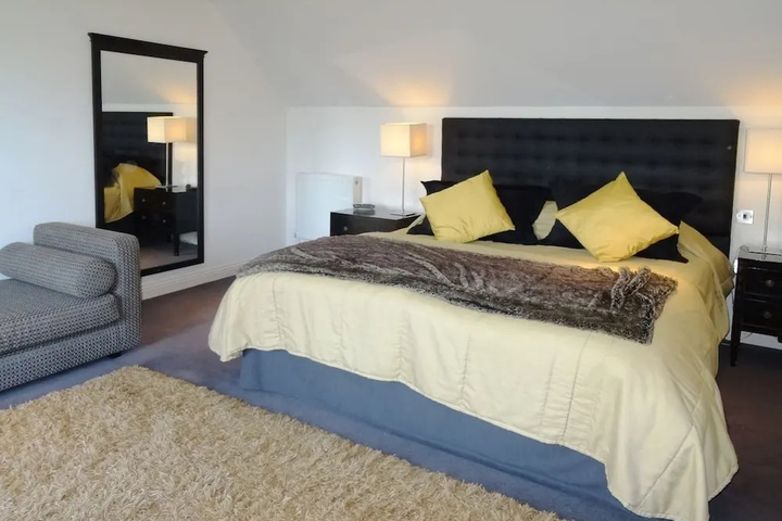 Room 4 of 14