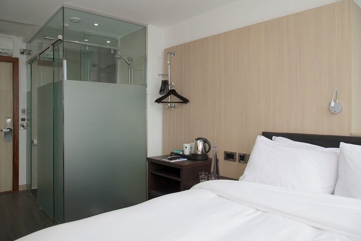 Room 4 of 37
