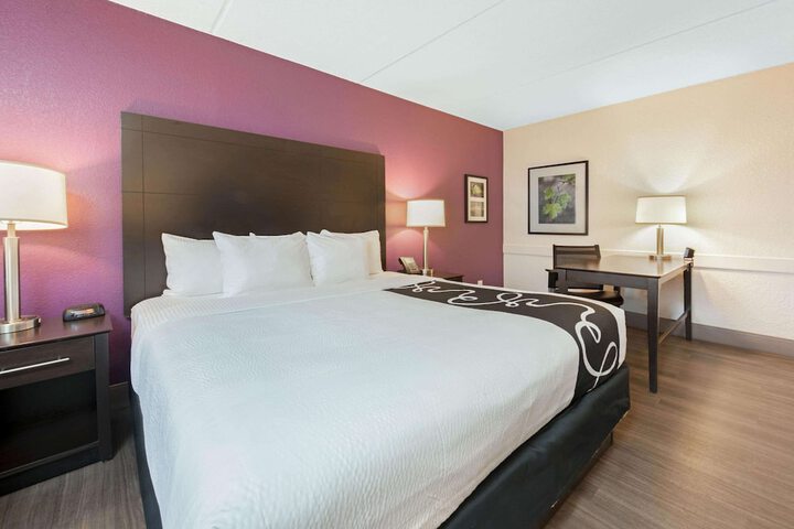 1 King Bed Mobility Hearing Impaired Accessible Room (12 of 16)