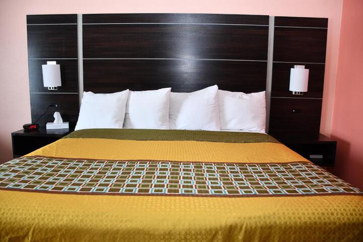 1 Queen Bed (3 of 9)